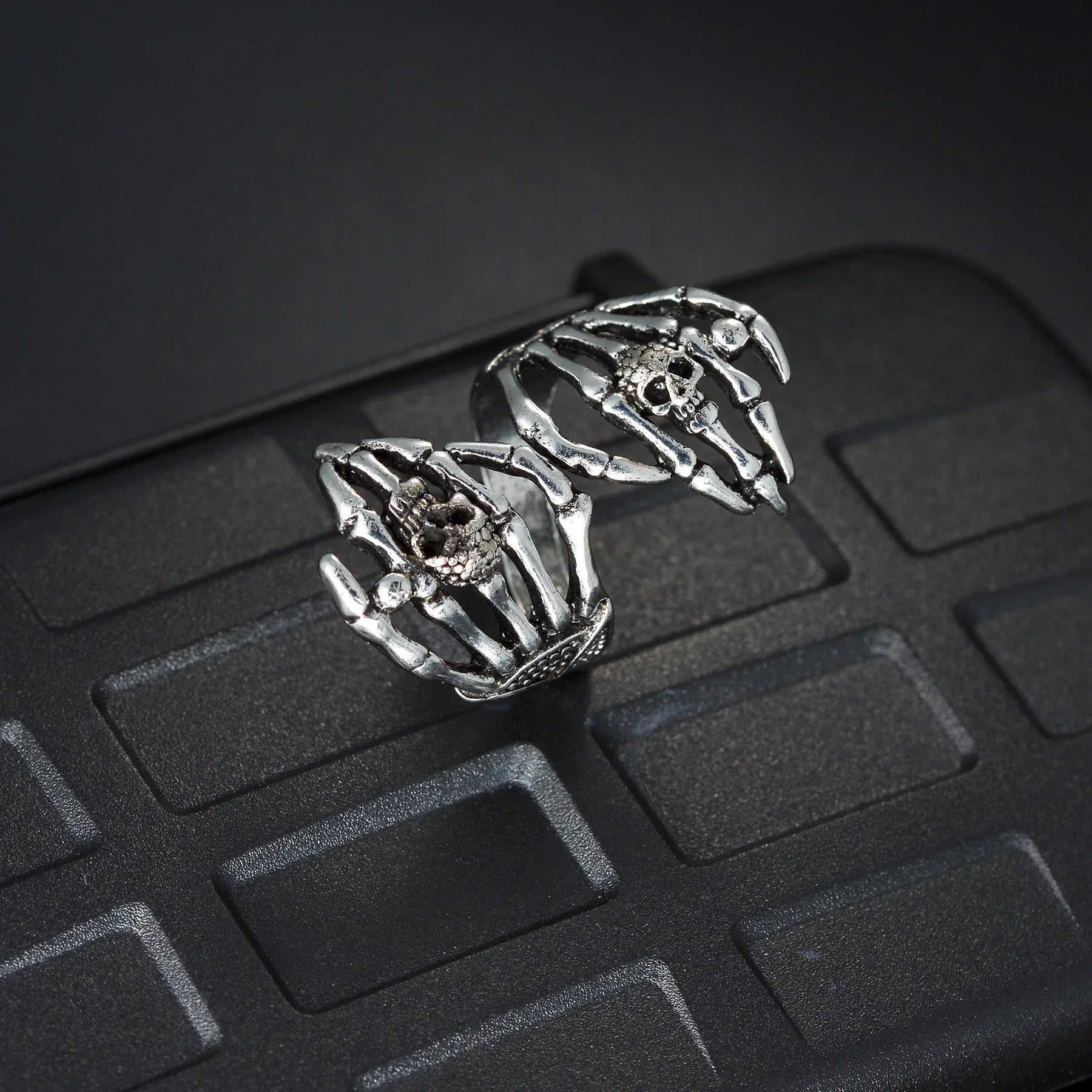 Vintage Silver Color Exaggerated Skeleton Hug Ring for Men Women Punk Adjustable Opening Ring Retro Jewelry Gift Dropshipping